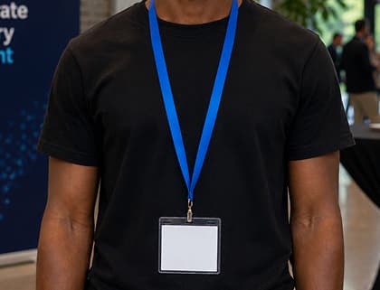 Attendee wearing a single-clip unicolor lanyard